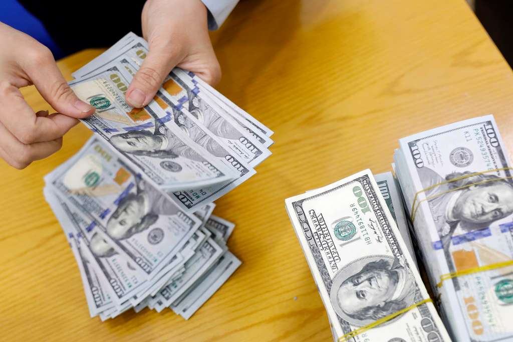 Hanoi (Viet Nam), 19/09/2022.- A staff member counts US dollars banknotes at a bank in Hanoi, Vietnam, 19 September 2022. The USD/VND exchange rate has increased by more than 3.6 percent since the beginning of 2022, the highest in history, according to media reports. EFE/EPA/LUONG THAI LINH