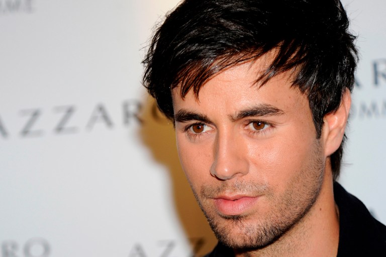 Enrique Iglesias sigue delicado de salud. Su madre revela que sigue en cama