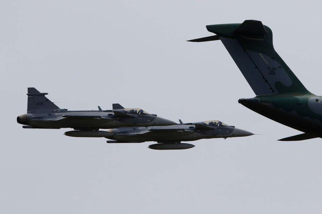 AME2321. RIONEGRO (COLOMBIA), 11/07/2025.- Aviones Gripen participan en una exhibición este viernes, en la Feria Aeronáutica F-Air 2025 en Rionegro (Colombia). EFE/STR