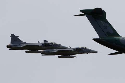 Gobierno revisaría condiciones del contrato de los 17 Gripen y adquiriría seis Black Hawk