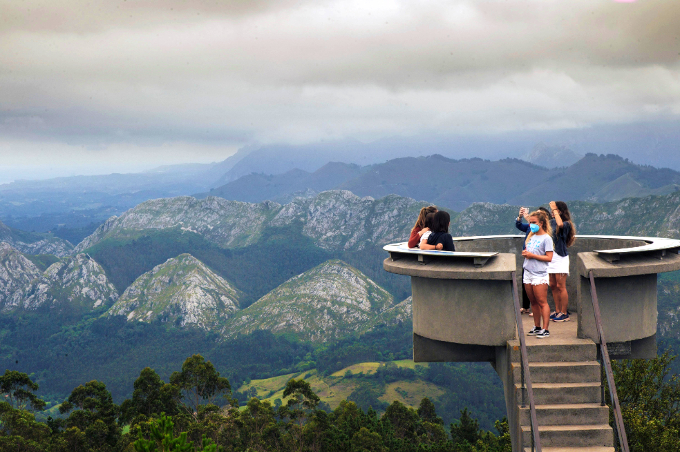 Un grupo de turistas guarda cola para acceder al mirador del Fito, una antigua atalaya de hormigón de principios del siglo XX, en la Sierra del Sueve. A unos 1.100 metros sobre el nivel del mar, el Mirador del Fito, es uno de esos escasos lugares que permite una visión de 360º de la costa acantilada y playas, la Reserva Natural de Sueve, el Parque Natural de Ponga y el Parque Nacional de los Picos de Europa.
