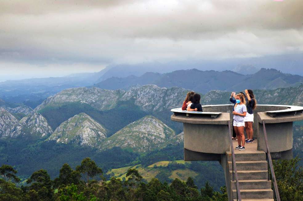 Un grupo de turistas guarda cola para acceder al mirador del Fito, una antigua atalaya de hormigón de principios del siglo XX, en la Sierra del Sueve. A unos 1.100 metros sobre el nivel del mar, el Mirador del Fito, es uno de esos escasos lugares que permite una visión de 360º de la costa acantilada y playas, la Reserva Natural de Sueve, el Parque Natural de Ponga y el Parque Nacional de los Picos de Europa.