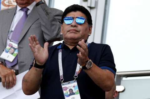 Maradona se disculpa tras críticas a la FIFA por "un robo monumental" a Colombia