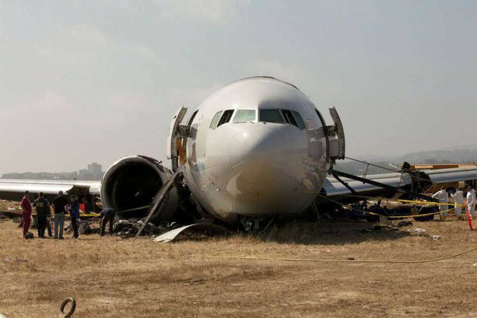 La nariz del Boeing 777 del vuelo 214 de Asiana Airlines tras el accidente en el aeropuerto de San Francisco./ EFE