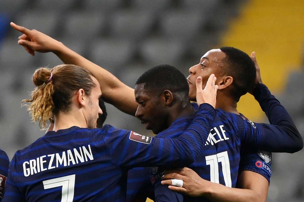 Ousmane Dembele (C) celebra con Antoine Griezmann el gol que anotó este domingo.