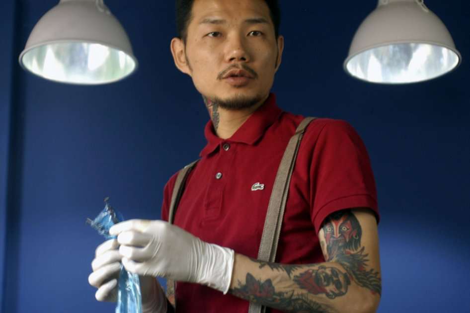 El famoso tatuador Kim Ki-bok en su estudio de Hongdae, en Seúl. EFE/