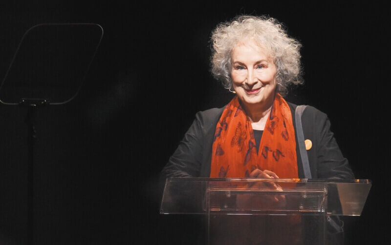 En el marco del Festival Barcelona Poesía, Margaret Atwood encabezó la sesión "Mirar el futuro". En ella habló sobre las amenazas que enfrenta el ser humano hoy en día.