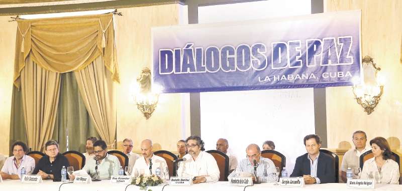 Los delegados de paz del Gobierno y las Farc, y la canciller María Á. Holguín, acompañados por los representantes de los países garantes del proceso de paz. /