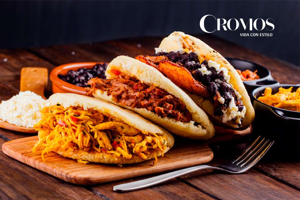 Las arepas con muy fáciles de preparar. Descubre cómo hacerlas rellenas de pollo y carne.