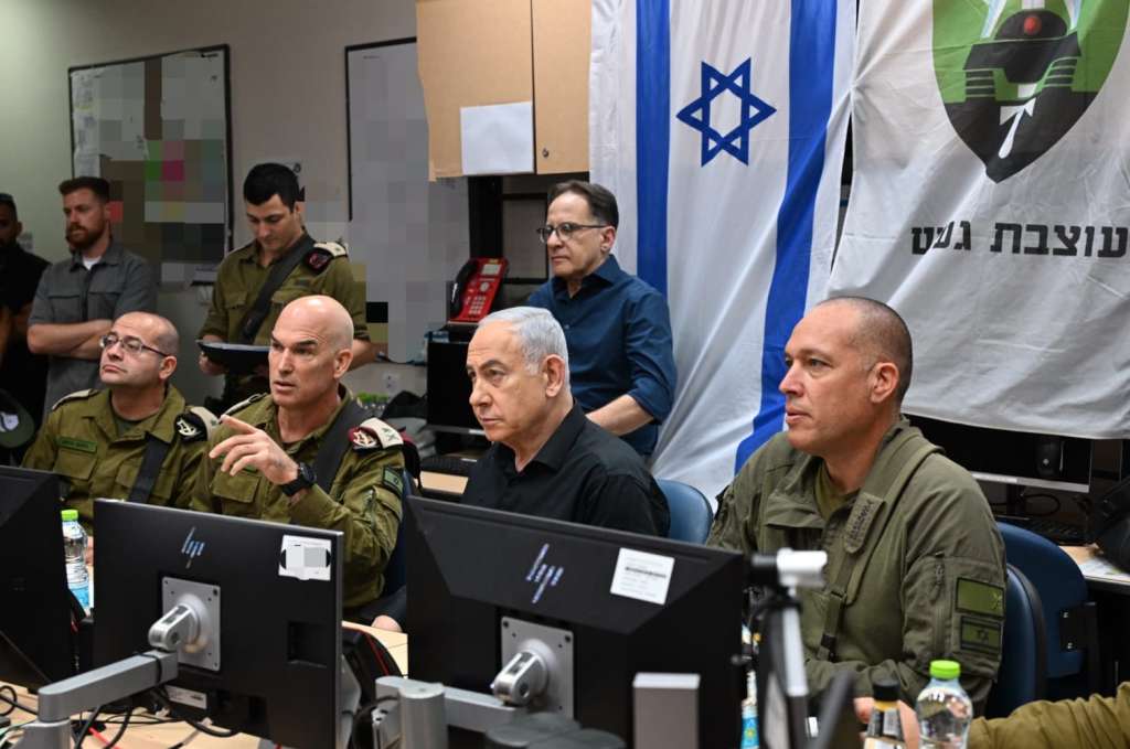 JERUSALÉN, 06/10/2024.- El primer ministro israelí, Bejamín Netanyahu, afirmó este domingo en una reunión con soldados desplegados en el frente norte del país, próximos a la divisoria con el Líbano, que Israel está "cambiando la realidad de un extremo al otro". "Hace un año sufrimos un golpe terrible. En los últimos 12 meses, estamos cambiando la realidad de un extremo al otro. El mundo entero se ríe de los golpes que dais a nuestros enemigos y yo os saludo y os digo: sois la generación de la victoria", dijo Netanyahu a soldados de la división 36ª, según un comunicado de su Oficina. EFE/Oficina de prensa Netanyahu -SÓLO USO EDITORIAL / SÓLO DISPONIBLE PARA ILUSTRAR LA NOTICIA QUE ACOMPAÑA (CRÉDITO OBLIGATORIO)-