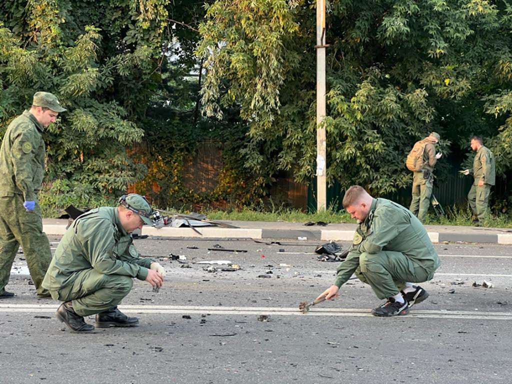 Foto publicada por el Comité de Investigación de Rusia el 21 de agosto de 2022, que muestra a los investigadores trabajando en el lugar de la explosión de un automóvil conducido por Daria Dugina, hija de Alexader Dugin, un ideólogo ruso de línea dura cercano al presidente Vladimir Putin, en las afueras de Moscú.