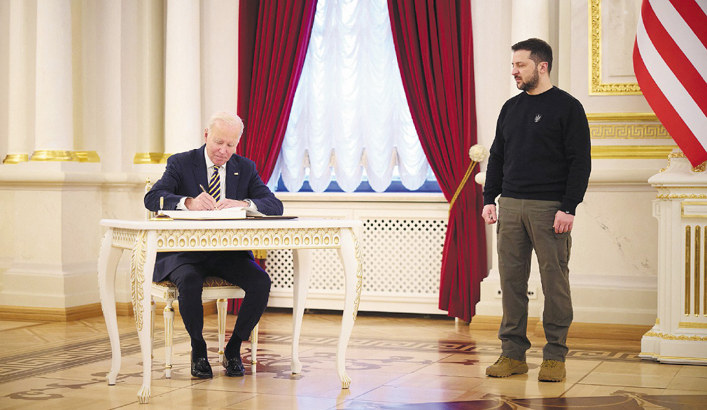 Durante su encuentro con Volodímir Zelenski en el Palacio Mariyinski, Joe Biden firmó en el libro de invitados de honor.