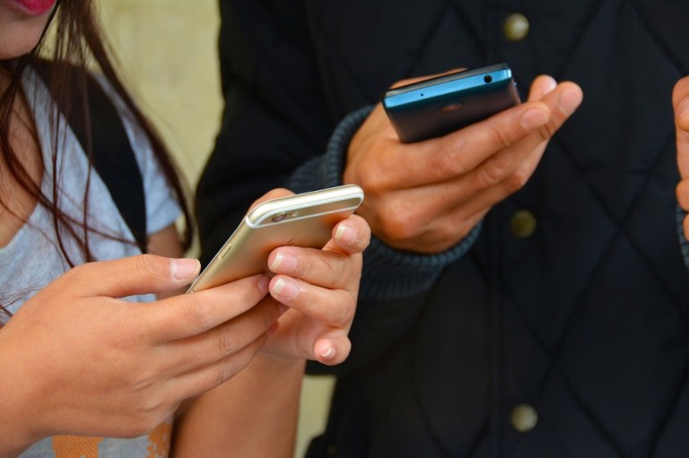 “No es bueno que parejas compartan la contraseña del celular”: experta en ciberseguridad