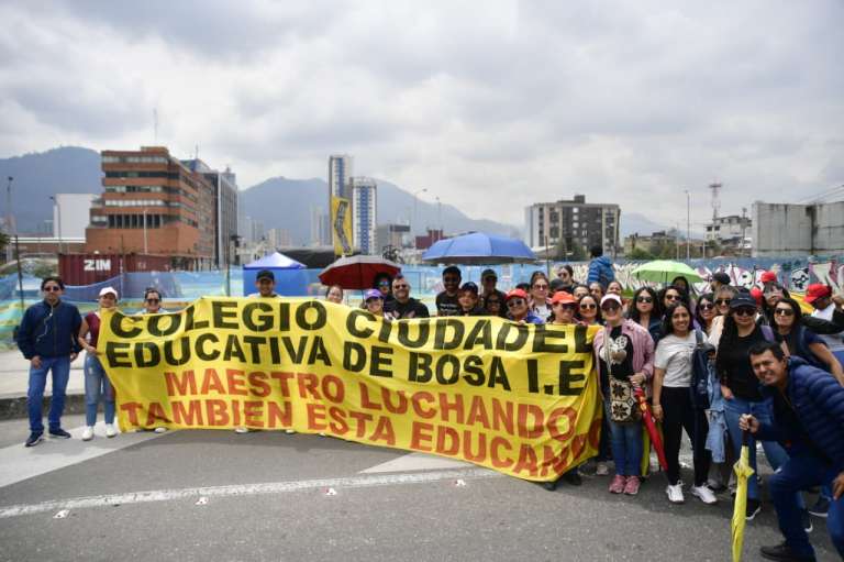 Docentes sostienen carteles en los que exigen mejores condiciones para la educación pública, incluyendo infraestructura adecuada y más personal de apoyo para estudiantes con necesidades especiales.