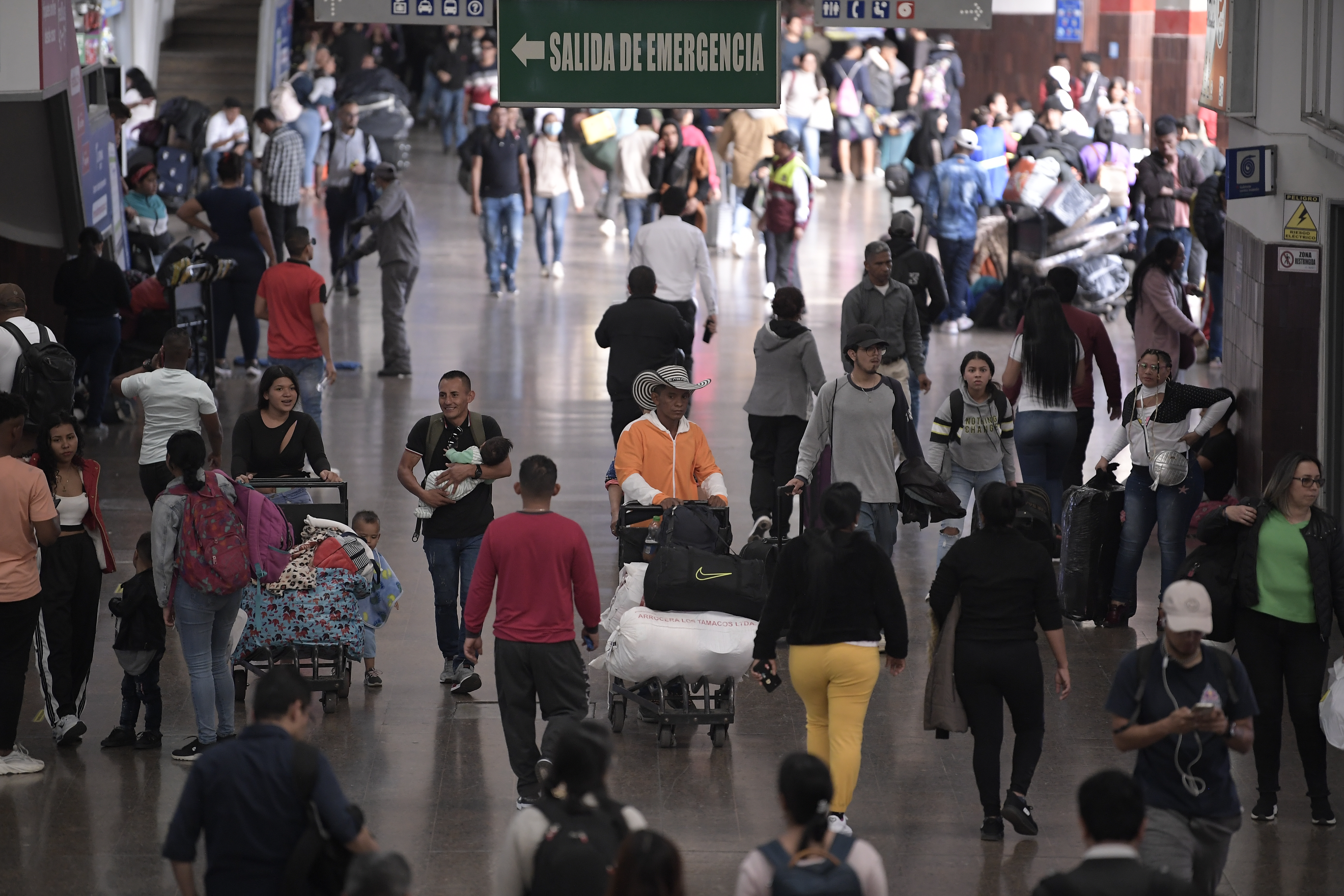 Éxodo de pasajeros en la Terminal de Transporte que espera movilizar 500 mil viajeros durante la temporada de Semana Santa 2023.