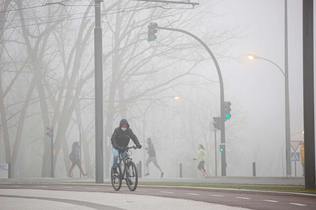 -FOTODELDIA- VITORIA, 10/02/2023.-Varias personas se desplazan por Vitoria este viernes, en el que la nieblas persiste a mediodía, y en el que los termómetros de la capital vasca han registrado 4 grados bajo cero de mínima. EFE/David Aguilar