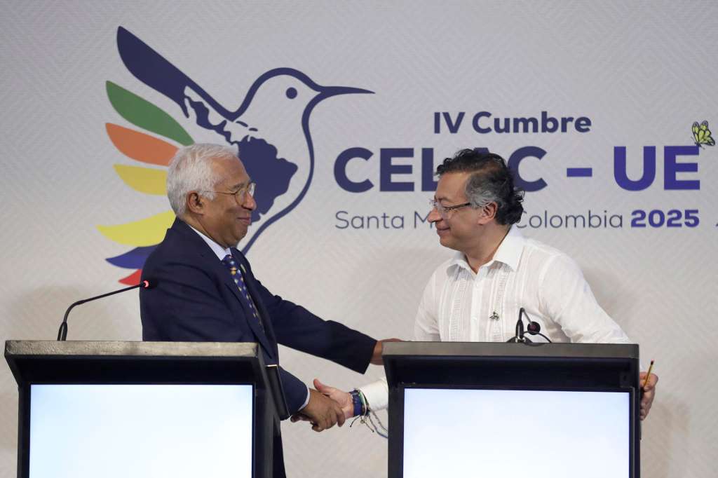 AME7552. SANTA MARTA (COLOMBIA), 09/11/2025.- El presidente de Colombia, Gustavo Petro (d), saluda al presidente del Consejo Europeo, António Costa, durante las declaraciones finales de la IV Cumbre CELAC-UE este domingo, en Santa Marta (Colombia).La IV Cumbre de la Comunidad de Estados Latinoamericanos y Caribeños (CELAC) y la Unión Europea (UE) reclamó "el pleno cumplimiento del derecho internacional" en la lucha contra el narcotráfico, y así lo hizo constar en la 'Declaración de Santa Marta', al concluir la reunión de los dos bloques. EFE/ Carlos Ortega