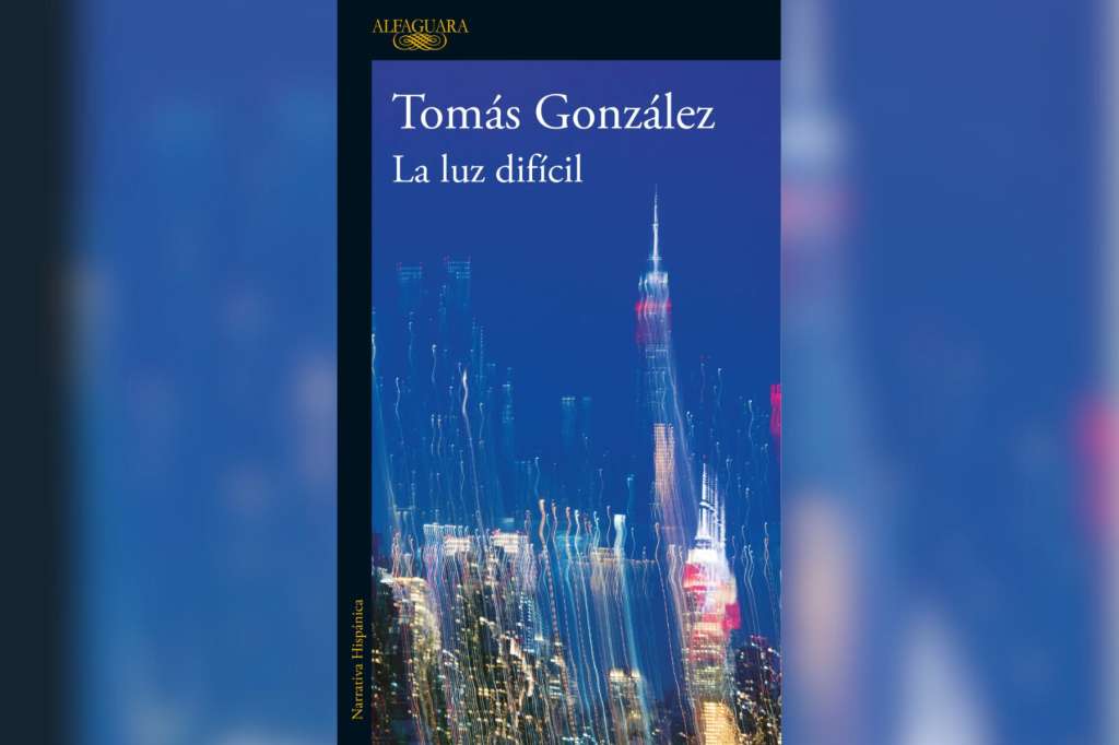 La novela "La luz difícil", de Tomás González, fue publicada originalmente en 2011.