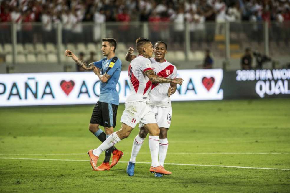 Paolo Guerrero y Edison Flores anotaron los goles en la victoria de Perú sobre Uruguay. / AFP