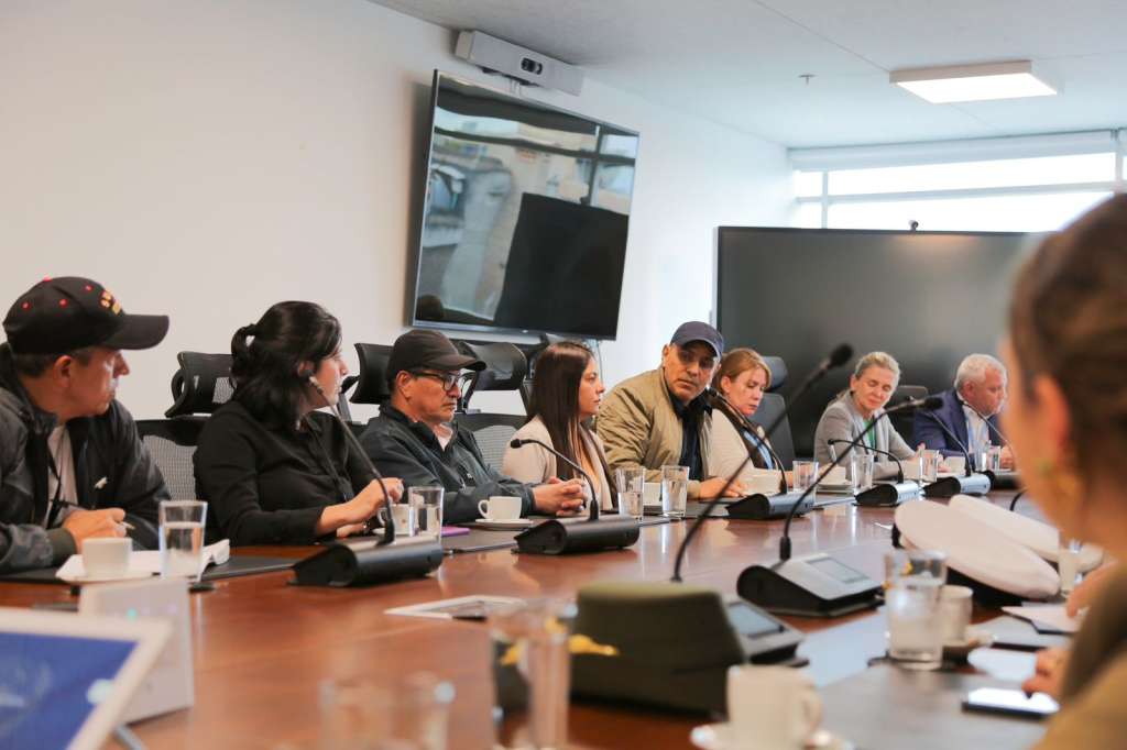 MMV del ELN, con Violeta Arango en su mesa.