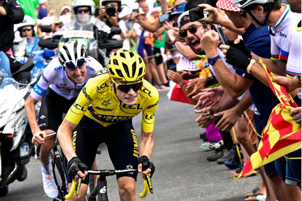 Jonas Vingegaard ataca en la montaña a Tadej Pogacar durante la decimocuarta etapa del Tour de Francia 2023.