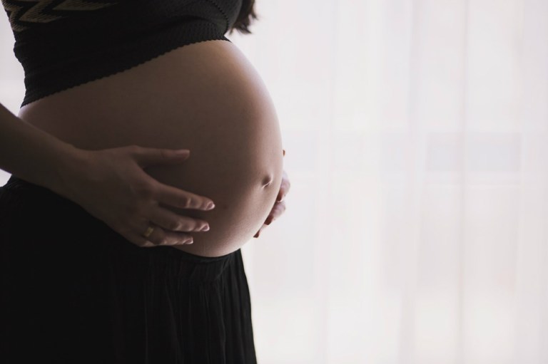 Jueza de EE.UU. ordena a Trump que deje abortar a una inmigrante