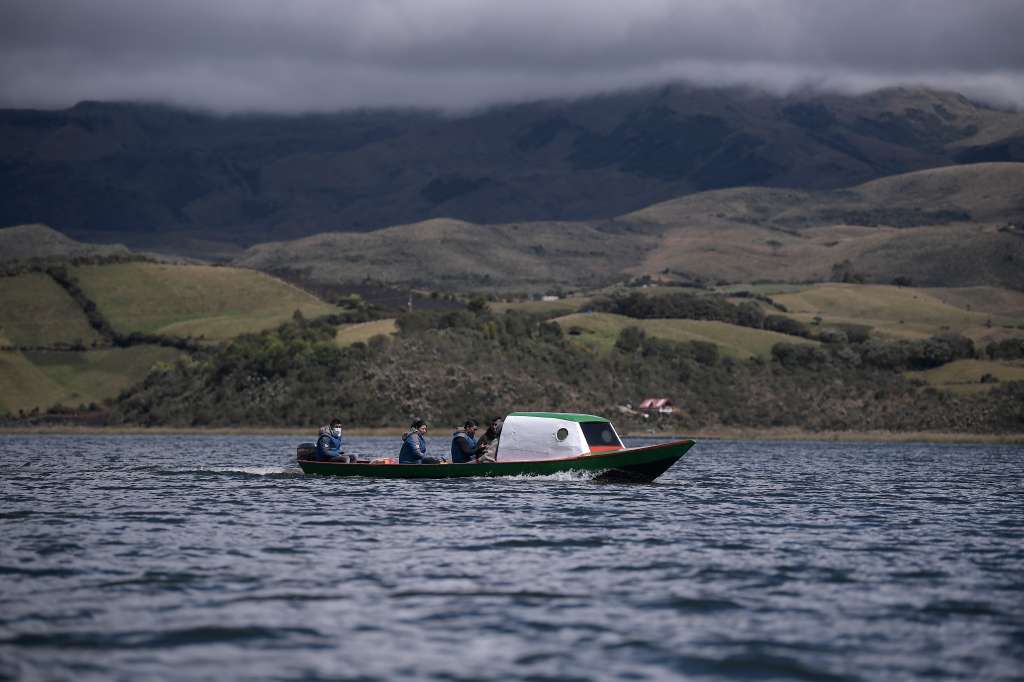 También llamada laguna de La Bolsa,​ está ubicada en la falda del volcán Cumbal, diferentes aspectos de esta: Turismo, campesinos, lanchas, páramo, actividades culturales.