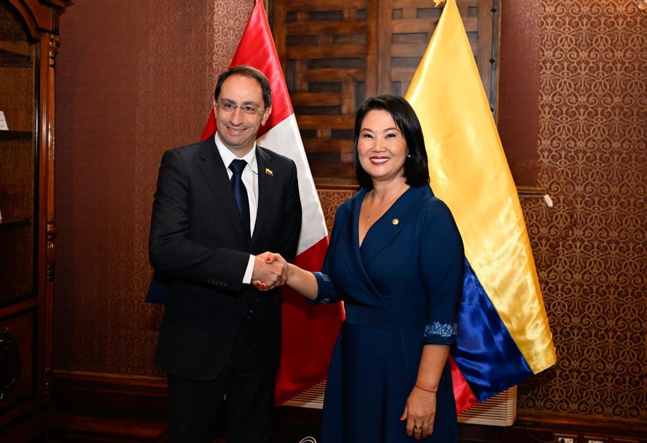 AME3636. LIMA (PERÚ), 28/07/2026.- Fotografía publicada en la cuenta oficial en X @CancilleriaPeru del Ministerio de Relaciones Exteriores de Perú, que muestra al vicepresidente electo de Colombia, José Manuel Restrepo (i), y la presidenta electa de Perú, Keiko Fujimori posando este martes en Lima (Perú). Restrepo y Fujimori, sostienen una reunión en el Palacio de Torre Tagle, sede del Ministerio de Relaciones Exteriores peruano, en Lima, como parte de las actividades previas al cambio presidencial en Perú. EFE / Ministerio de Relaciones Exteriores de Perú /SOLO USO EDITORIAL NO VENTAS/ SOLO DISPONIBLE PARA ILUSTRAR LA NOTICIA QUE ACOMPAÑA (CRÉDITO OBLIGATORIO)