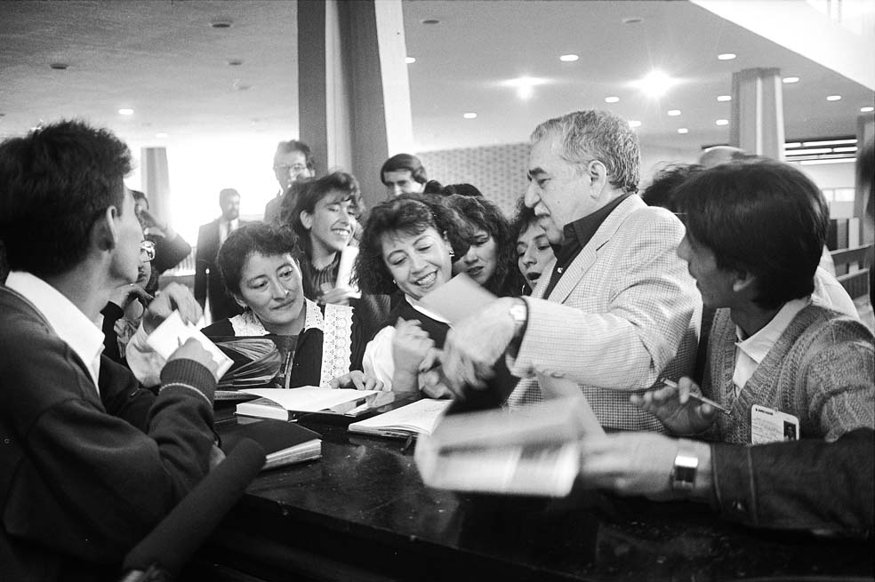 Gabriel García Márquez firmando libros junto a algunos de sus seguidores en la antigua sede de este diario. / El Espectador