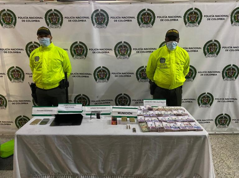 Encuentran armas en el carro que cayó de un quinto piso en Medellín