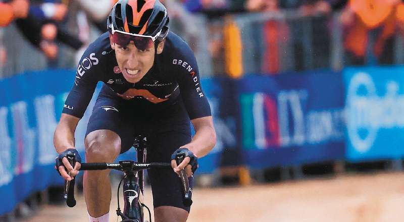 TOPSHOT - Team Ineos rider Colombia's Egan Bernal reacts as he prepares to cross the finish line to win the ninth stage of the Giro d'Italia 2021 cycling race, 158 km between Castel di Sangro and Campo Felice (Rocca di Cambio) on May 16, 2021. / AFP / Luca Bettini