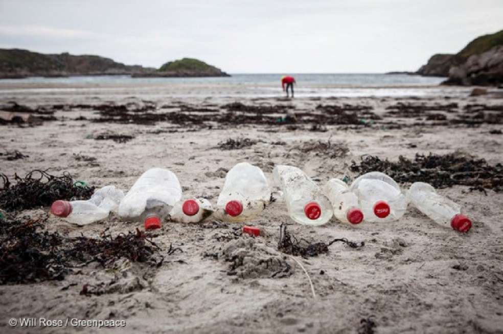 Coca Cola se comprometió a que el 50 % del plástico en sus botellas será reciclado. / Will Rose - Greenpeace