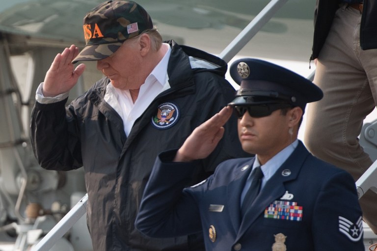 Trump viajó a California, devastada por mortales incendios