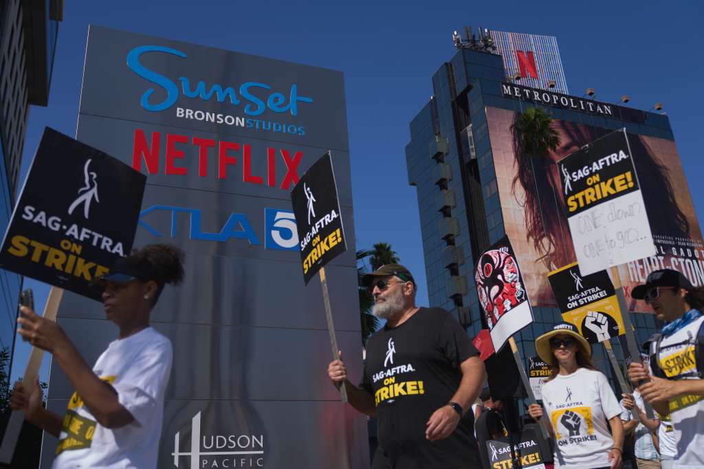 Los Angeles (United States), 17/10/2023.- Members of SAG-AFTRA (Screen Actors Guild-American Federation of Television and Radio Artists) rally outside Netflix Studios in Los Angeles, California, USA, 17 October 2023. With the latest round of negotiations between SAG-AFTRA and AMPTP (The Alliance of Motion Picture and Television Producers) failing, the strike is now the longest strike in SAG-AFTRA history. EFE/EPA/Allison Dinner