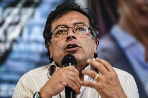 Petro pide a la Cancillería sanciones contra Guaidó por declaraciones en su contra