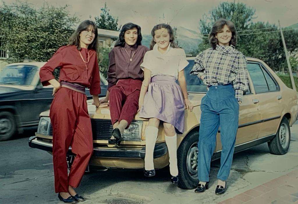 Los pantalones de las mujeres de la década de 1980 fueron, en general, con largas costuras, un estilo traído de la década de 1970.