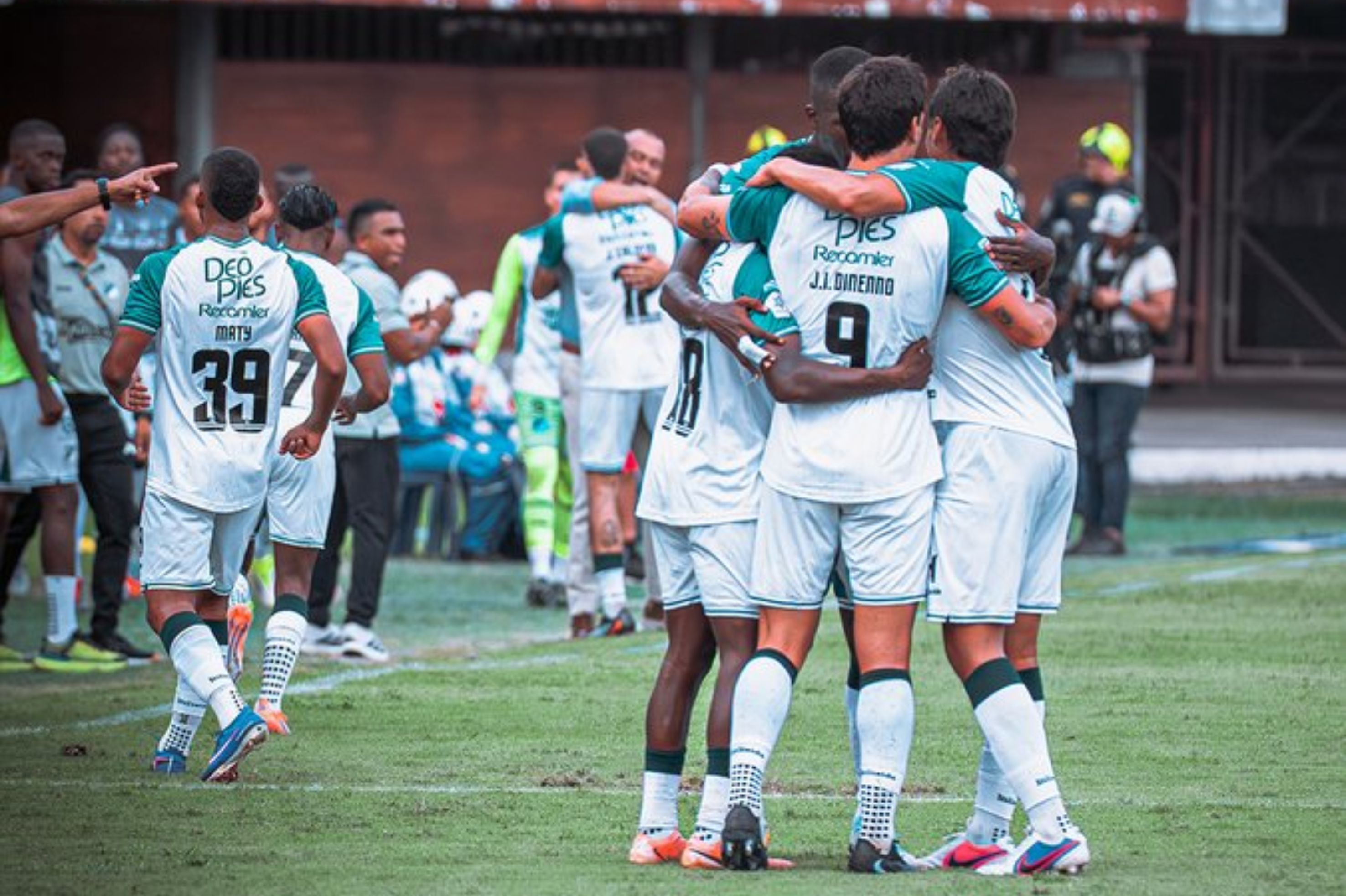 Los jugadores de Deportivo Cali celebran el triunfo contra Cúcuta Deportivo.