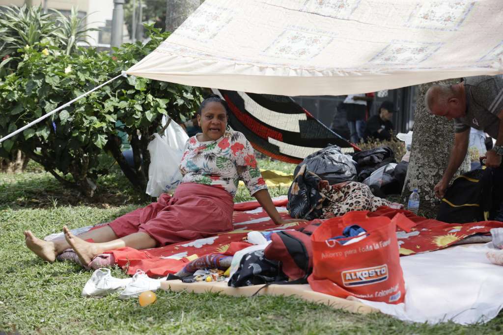 AME8355. PEREIRA (COLOMBIA), 12/08/2026.- Damnificados por el terremoto de magnitud 7,4 que sacudió a Colombia, descansan en el parque La Libertad este miércoles, en Pereira (Colombia). EFE/ Carlos Ortega