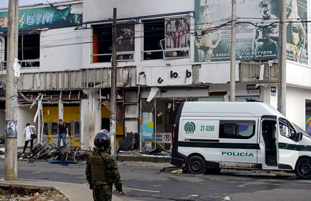 AME3476. JAMUNDÍ (COLOMBIA), 12/06/2024.- Investigadores de la policía colombiana recogen evidencias luego de una explosión este miércoles en Jamundí (Colombia). Un civil muerto y al menos dos policías heridos dejaron este miércoles tres ataques en los municipios colombianos de Jamundí, aledaño a Cali, y en Cajibío, en el convulso departamento del Cauca (suroeste), zonas donde opera la principal disidencia de las antiguas FARC. EFE/Ernesto Guzmán Jr.