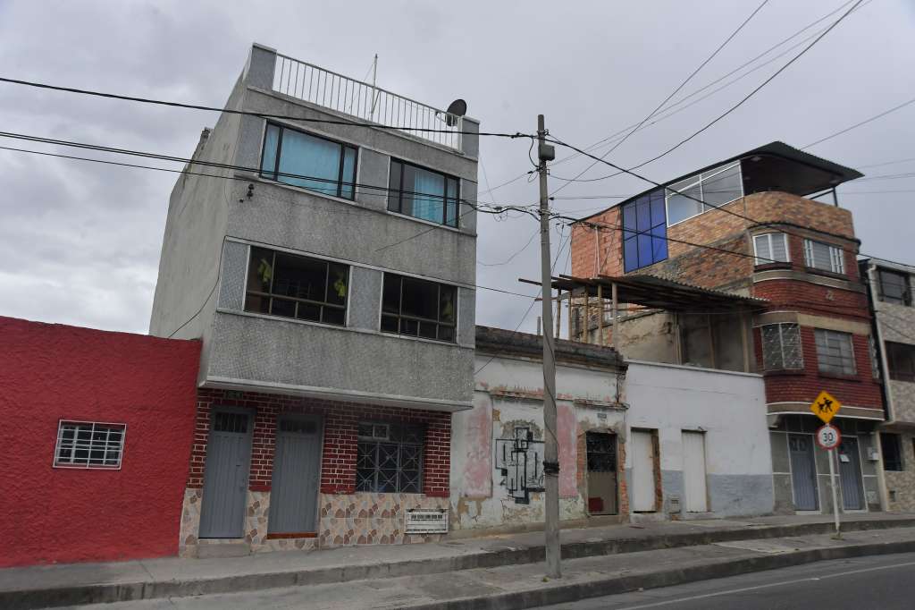 Esta casa gris solía vales más de $50 millones en 2023. Hoy Catastro la avalúa en $34 millones.