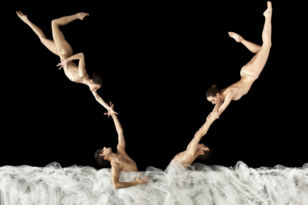 La compañía de danza italiana NoGravity invita a la reflexión, pero no con la cabeza sino con las emociones transmitidas a través de la desnudez de los bailarines. /Fotos: Cortesía Teatro Mayor