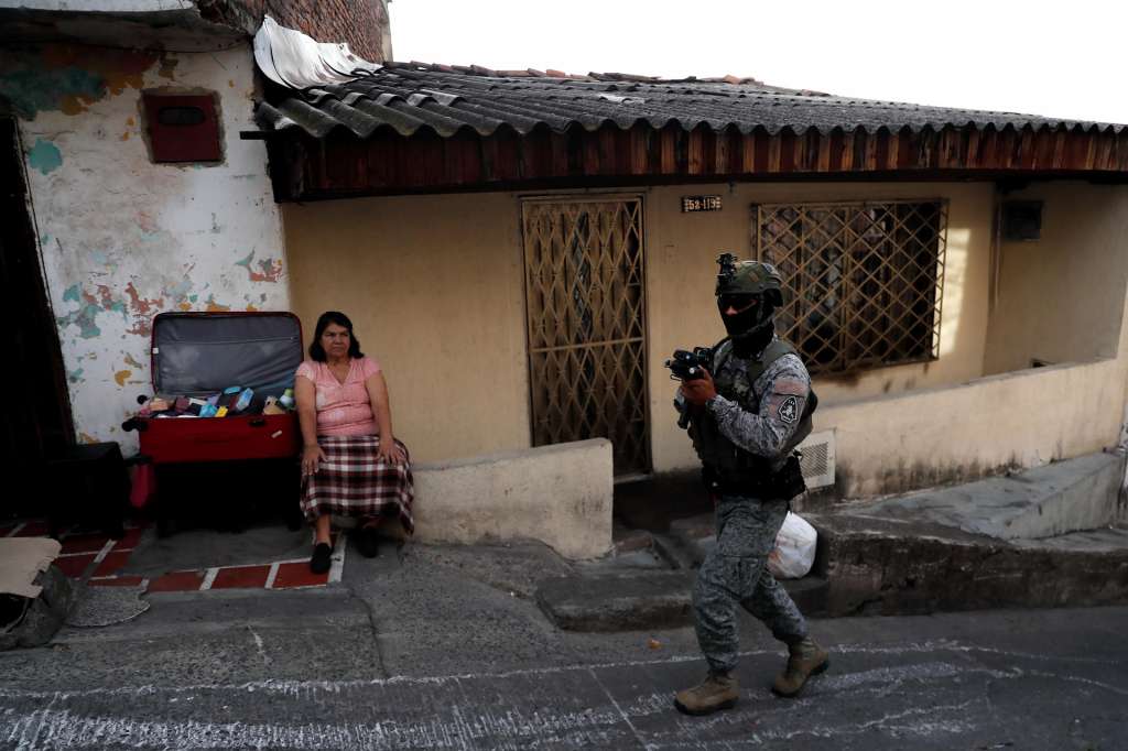 AME8516. CALI (COLOMBIA), 11/09/2025.- Un integrante del Ejército participa en las labores de patrullaje en el barrio Siloé este jueves, en Cali (Colombia). Un grupo de fuerzas especiales del Ejército de Colombia llegó a Cali para reforzar la seguridad, luego de un atentado con explosivos a la Base Aérea Marco Fidel Suárez que dejó un saldo de 6 personas muertas y más 70 heridas. EFE/ Ernesto Guzman Jr