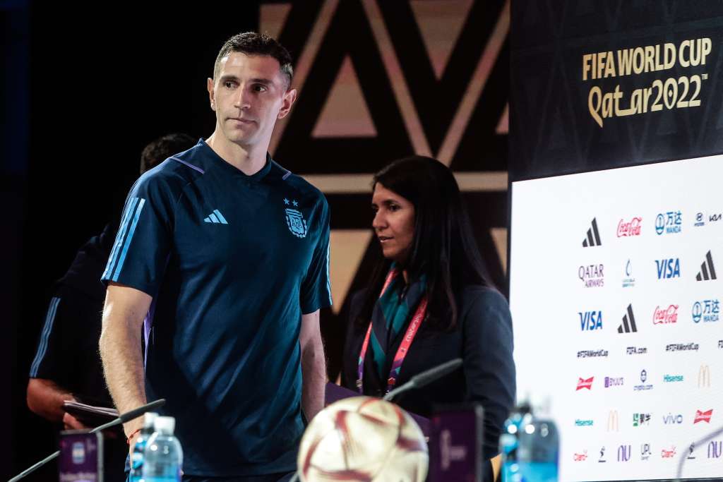 DOHA, 17/12/2022.- El portero de la selección argentina, Emiliano 'Dibu' Martínez durante la rueda de prensa del equipo este sábado en el Virtual Stadium de Doha, Catar. Francia y Argentina disputarán la final del Mundial el domingo. EFE/Juan Ignacio Roncoroni