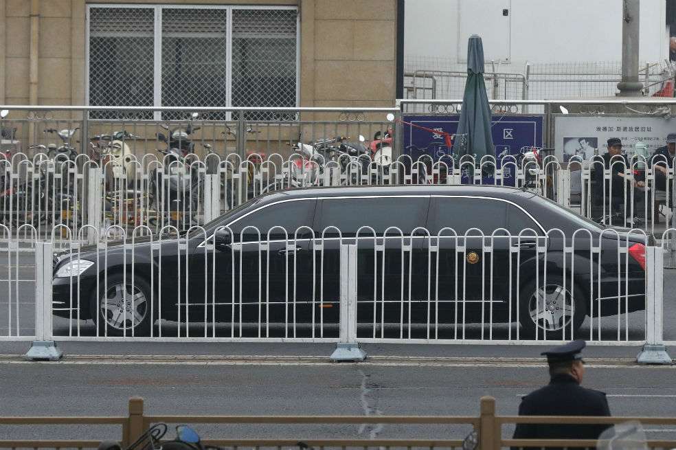 Una gran caravana acompañó la llegada del embajador norcoreano a China. Se especula que el líder de ese país, Kim Jong-un, también esté en la capital China.
/ EFE