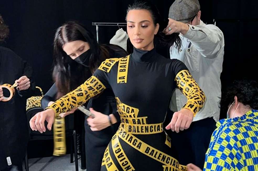 ¡Kim Kardashian vuelve a sorprender! Así se hizo su traje en cinta pegante