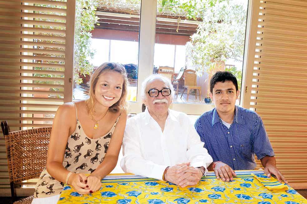 García Márquez en su casa de Cartagena acompañado de la alemana Claudia Foecking y Carlos Manrique. / Cortesía - Archivo particular