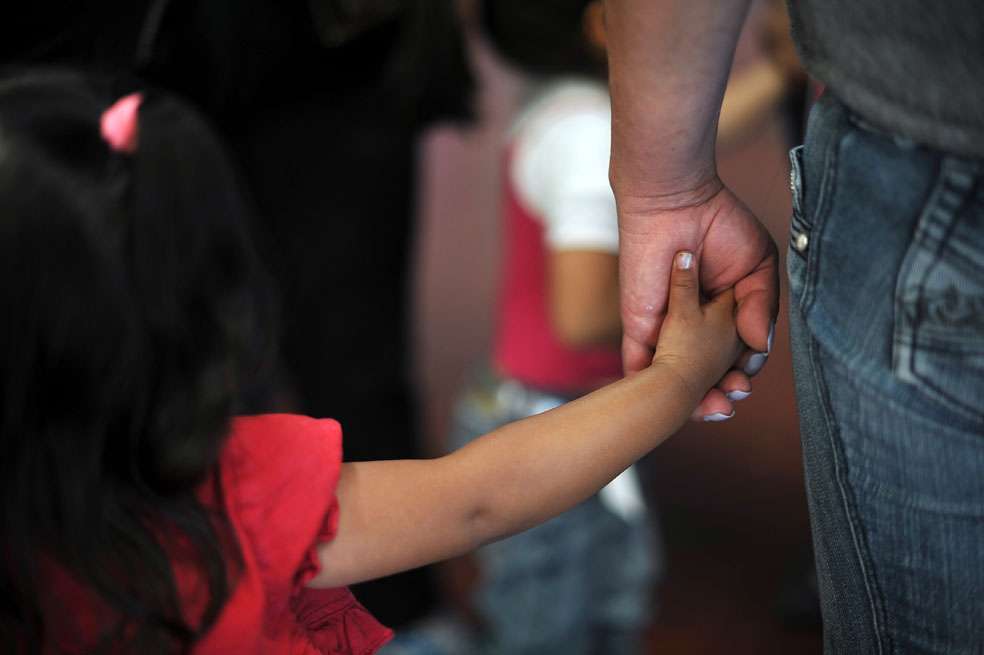 En Latinoamérica, entre el 12 y el 44% de los niños vive con un papá que terminó la secundaria.