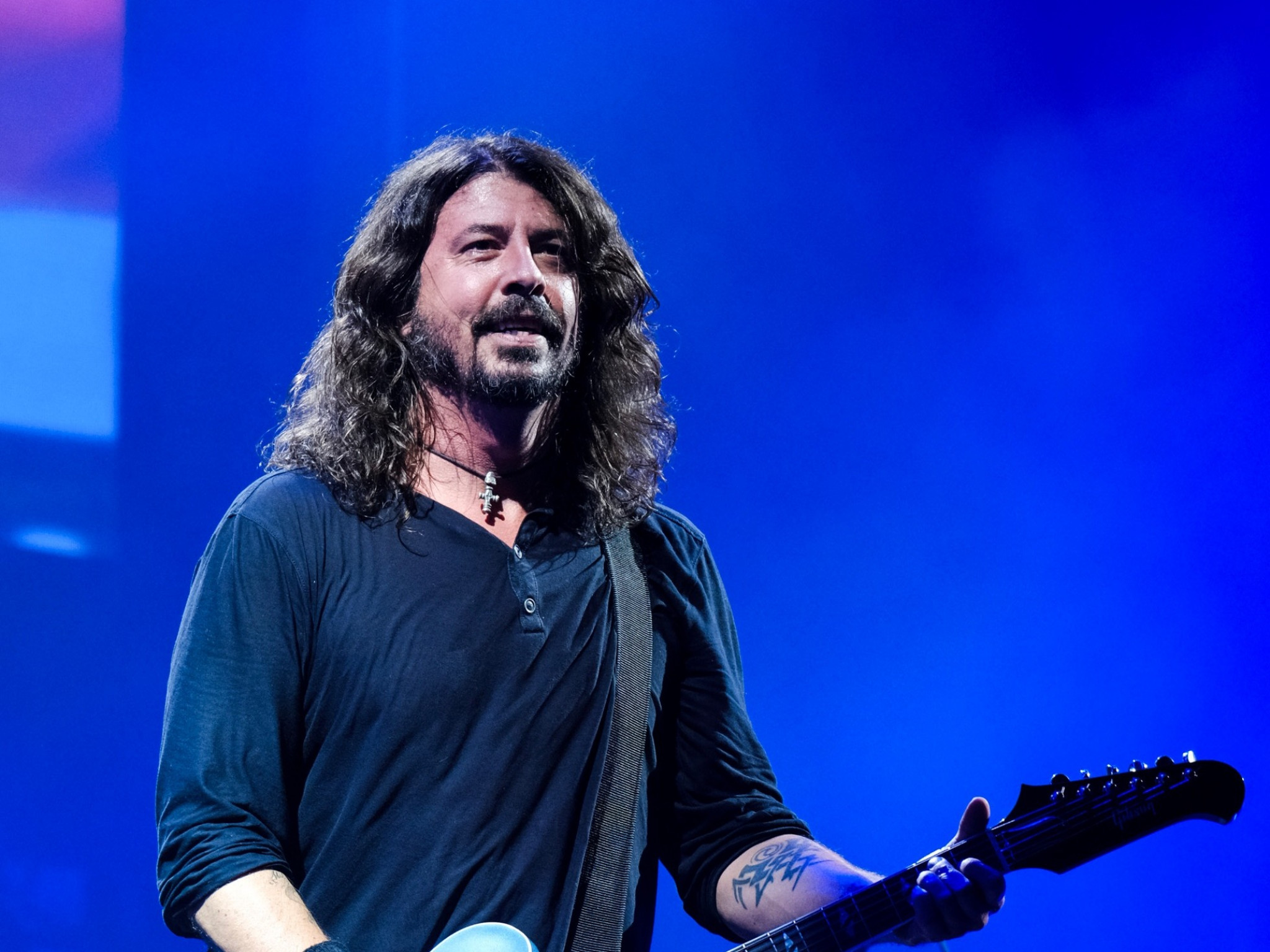 Dave Grohl era el baterista de la banda Nirvana y actualmente lidera el grupo Foo Fighters.