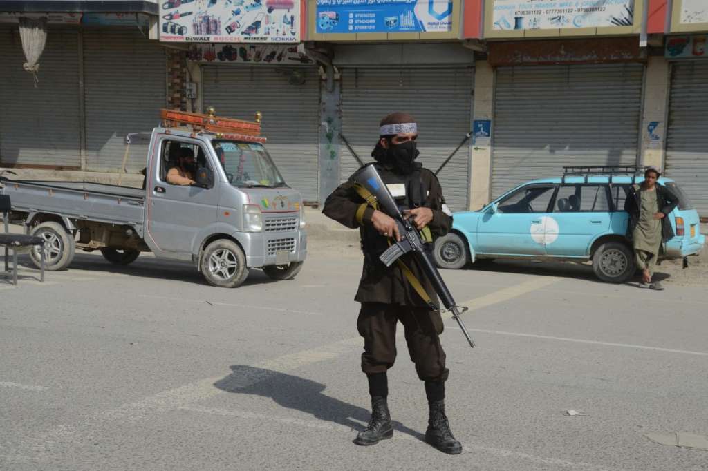 A Taliban security personnel stands guard along a road in Kandahar on February 27, 2026, after overnight cross-border firing between Afghanistan and Pakistan. Pakistan bombed major cities in Afghanistan including the capital Kabul on February 27, with Islamabad's defence minister declaring the neighbours at "open war" following months of tit-for-tat clashes. (Photo by AFP)