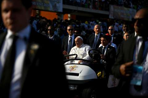 El papa encuentra fervientes admiradoras en la comunidad trans de Indonesia